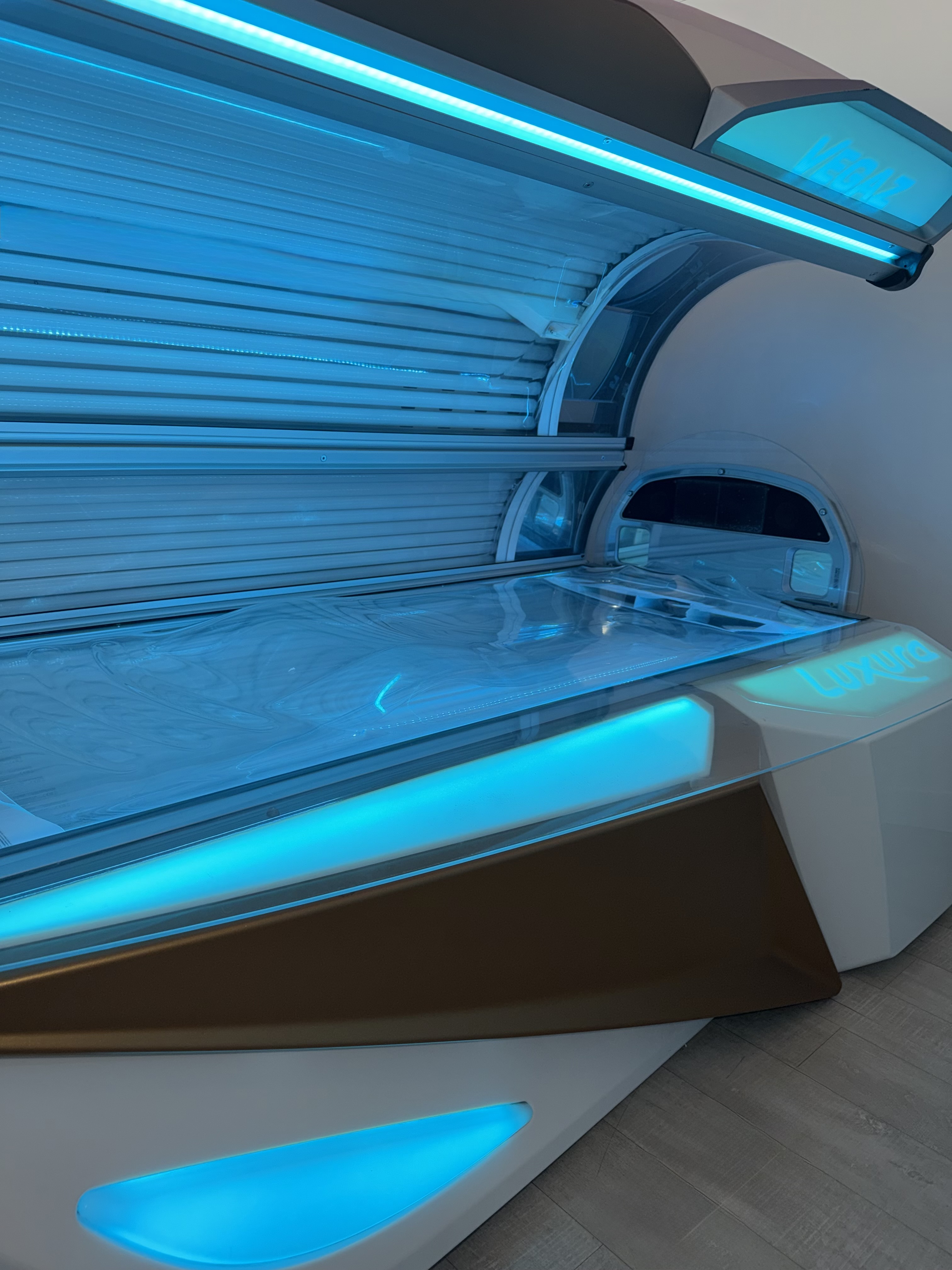 Luxura VEGAZ 8200 in Room 6